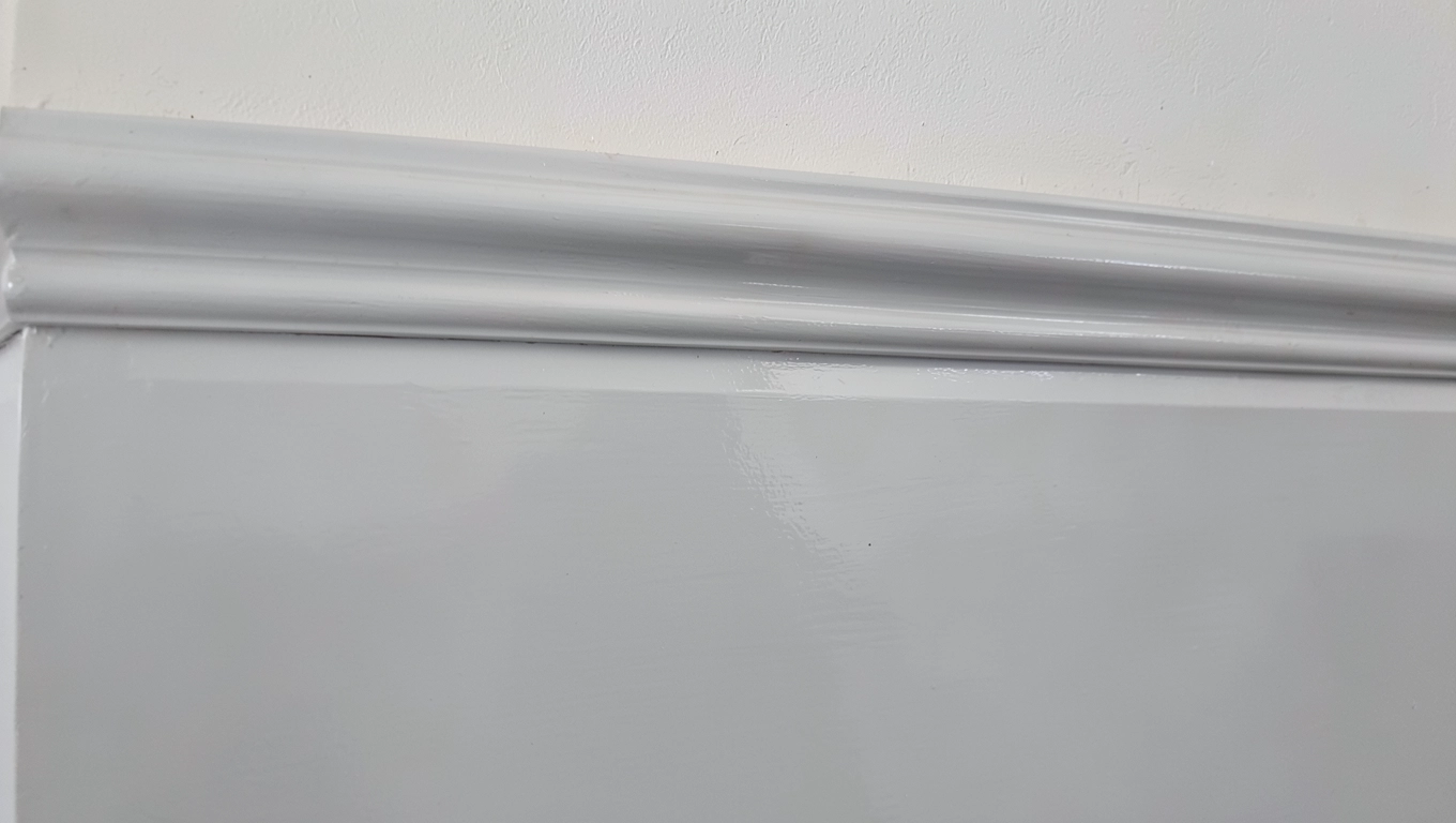 Budowa lamperii PRL - farba olejna na dole ściany