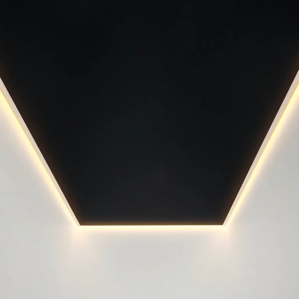 Ciemny sufit w łazience