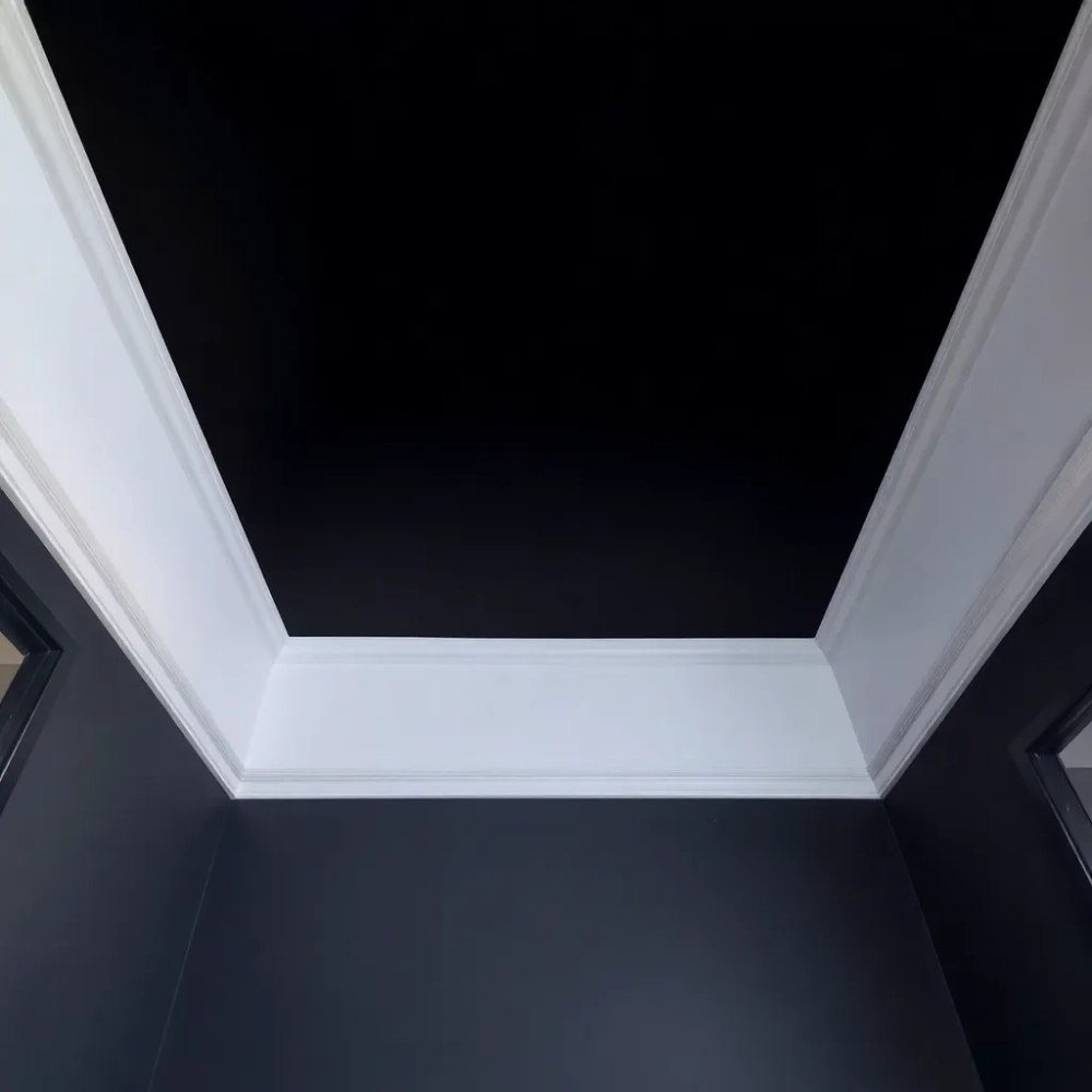 Ciemny sufit w małym pomieszczeniu