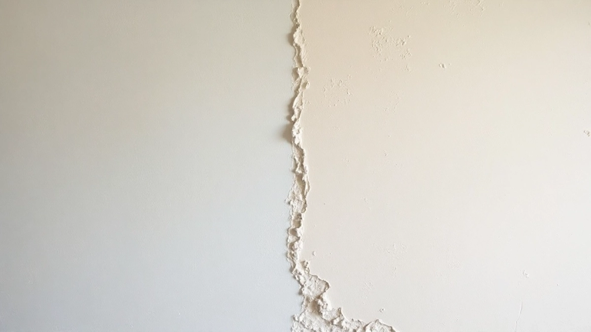 czy przed gipsowaniem gruntować ściany