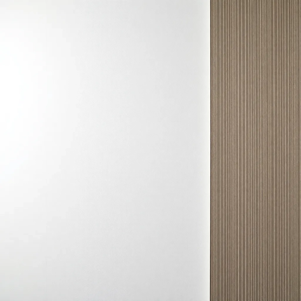 Dwa pasy tapety na ścianie