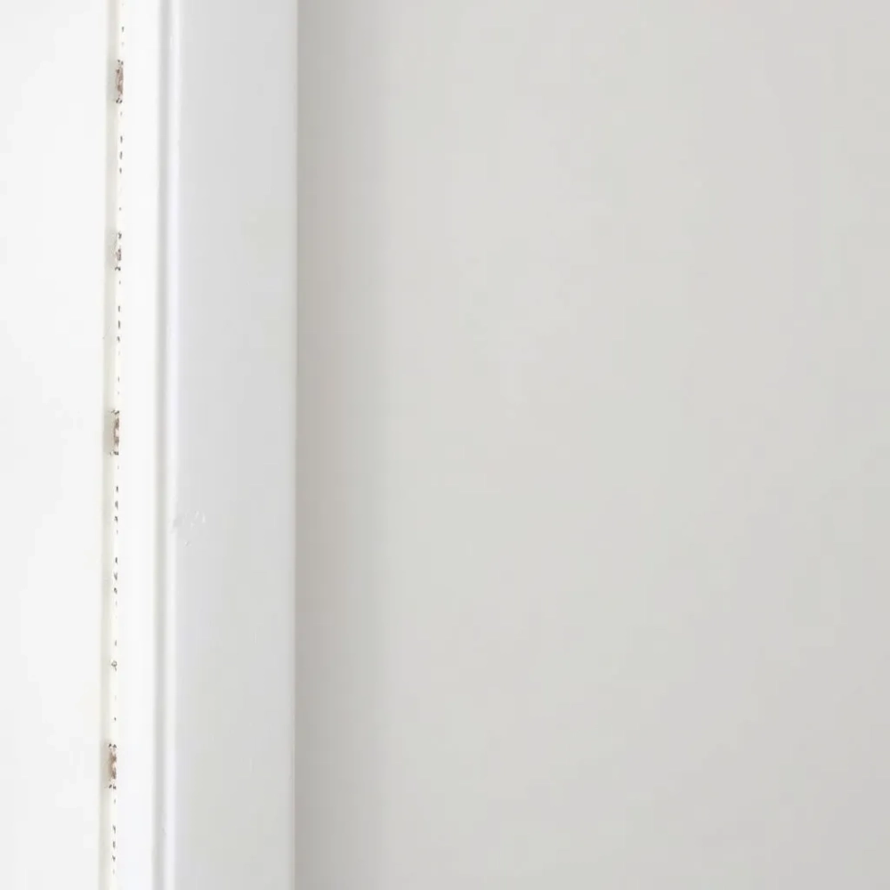 Ile ościeżnica nachodzi na ścianę