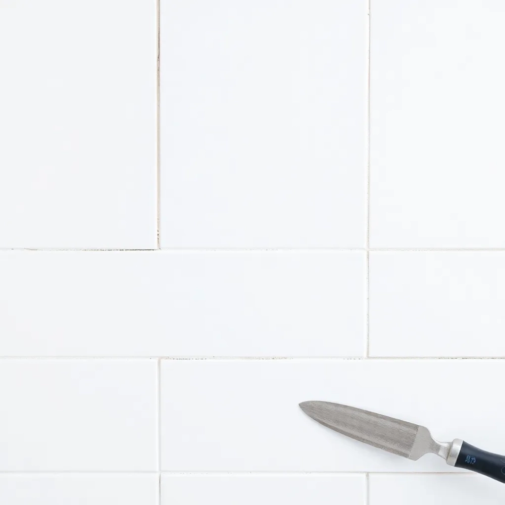 jak położyć płytki gipsowe na ścianę