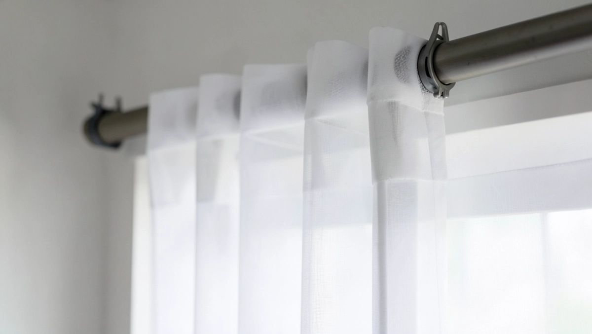 Jak wieszać firanki na karniszu