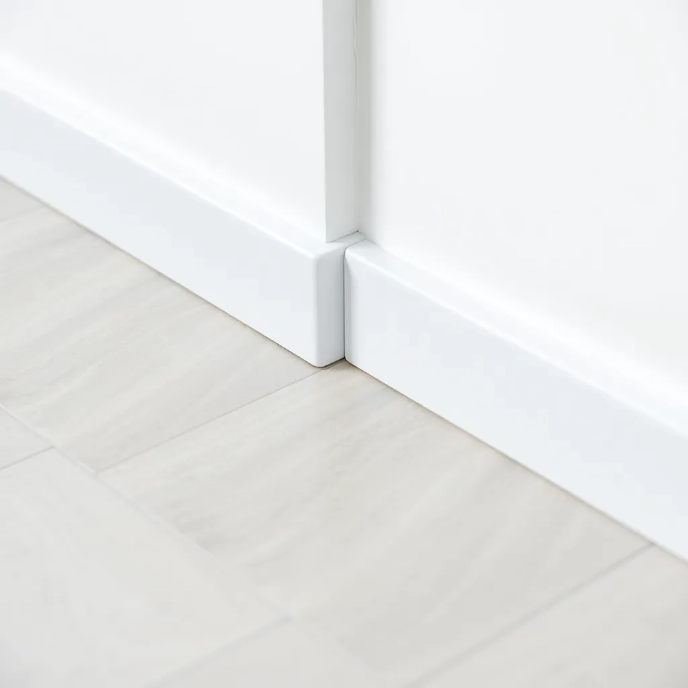 Jak wykończyć płytki podłogowe przy ścianie