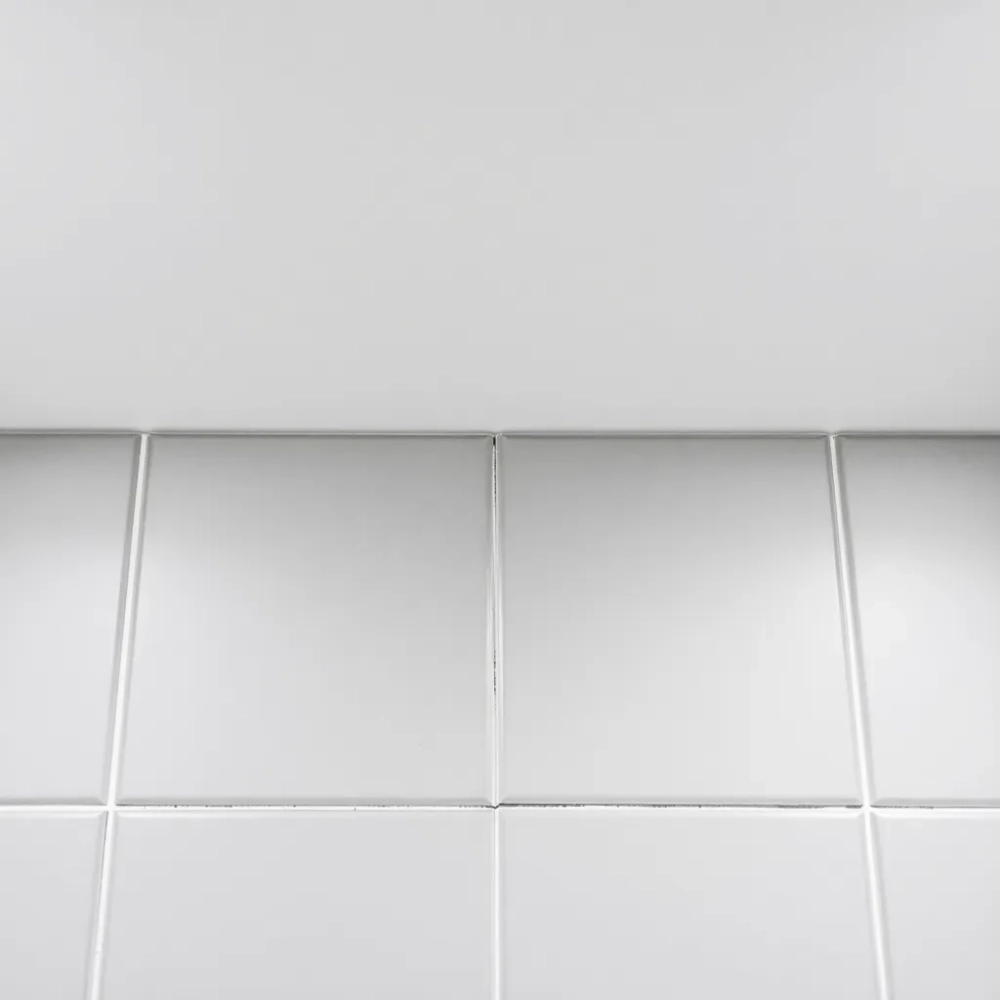 Łączenie płytek z sufitem w łazience