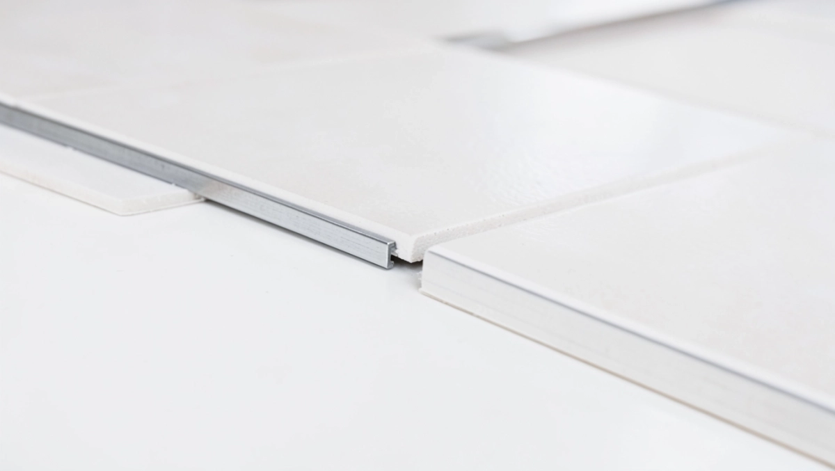 Montaż płytek na listwach