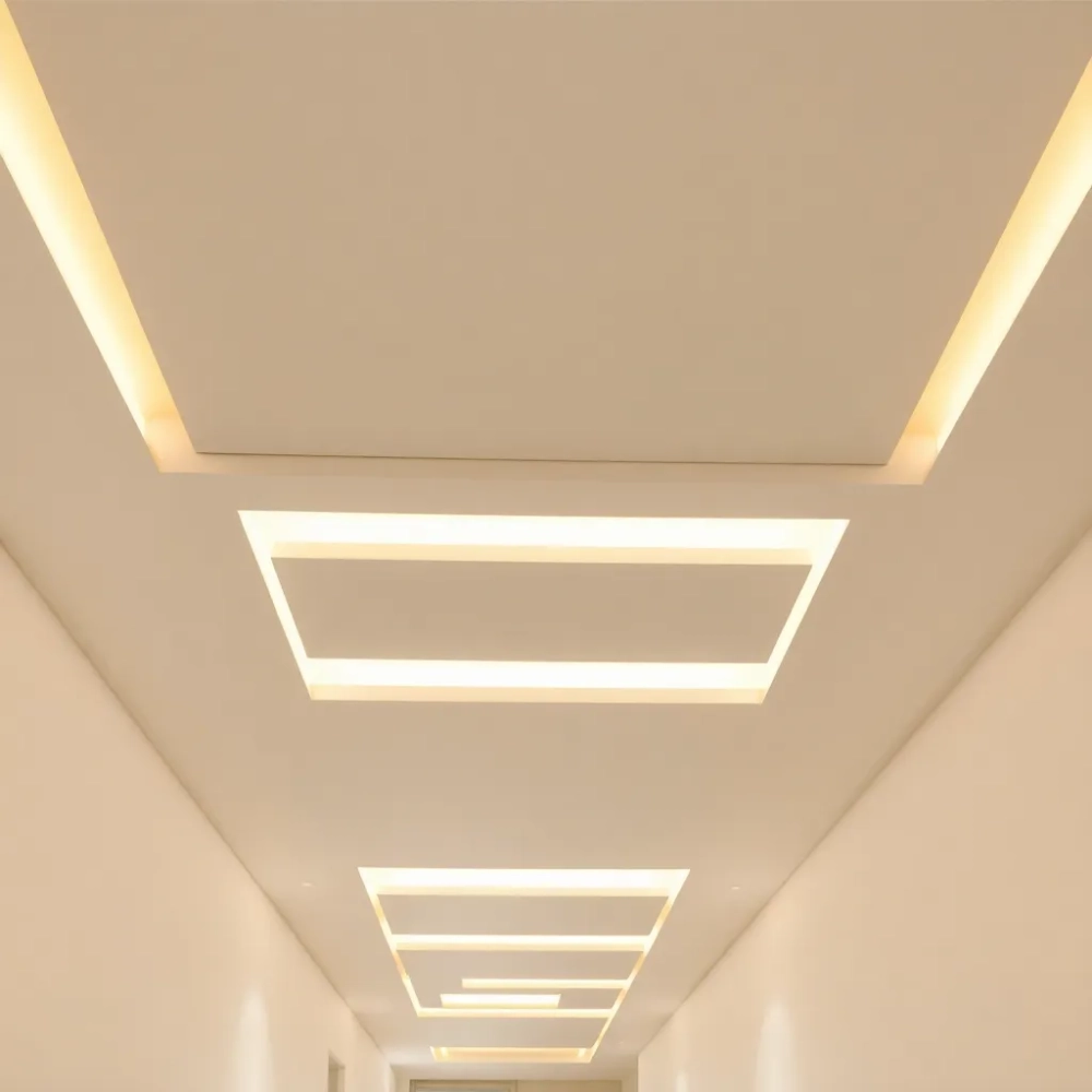 Nowoczesny sufit w przedpokoju