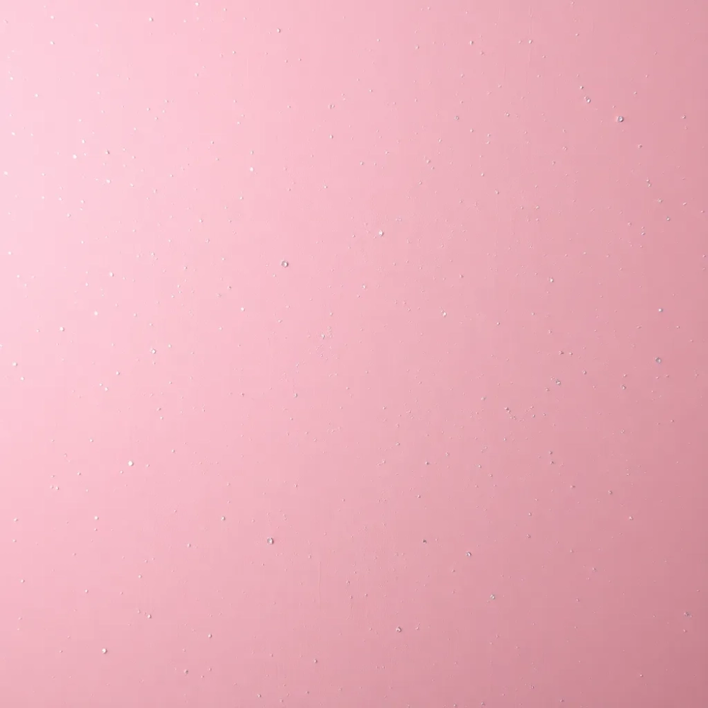 Różowa farba do ścian z brokatem