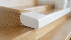 białe listwy przy schodach