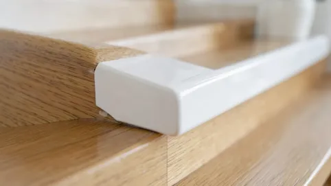 białe listwy przy schodach