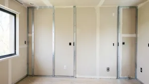 budowa ścianki działowej z drzwiami