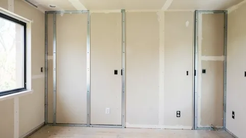 budowa ścianki działowej z drzwiami