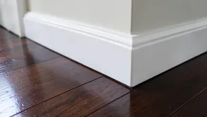 ciemna podłoga białe listwy