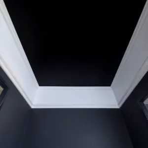 Ciemny sufit w małym pomieszczeniu