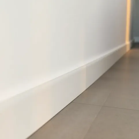 Cokół równo ze ścianą