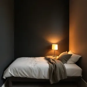 Czarną ścianą w małej sypialni