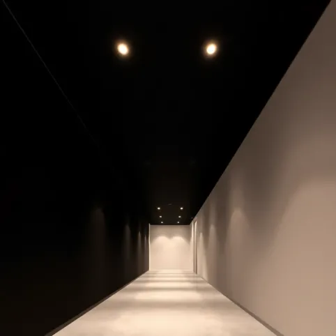 Czarny sufit w korytarzu