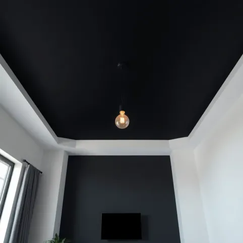 Czarny sufit w pokoju