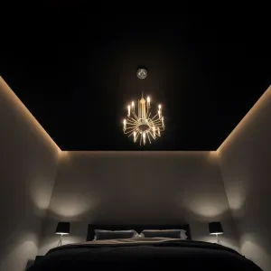 Czarny sufit w sypialni