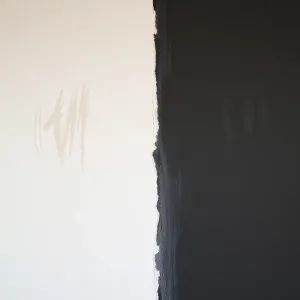 Czy ciemniejszy kolor farby pokryje plamy na ścianie