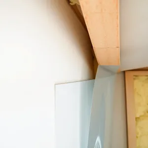 Czy folia paroizolacyjna może dotykać płyty GK