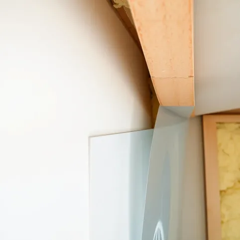 Czy folia paroizolacyjna może dotykać płyty GK