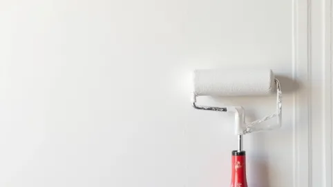 czy gruntować ścianę przed tapetowaniem