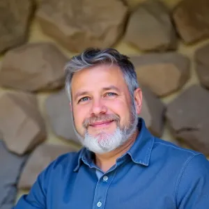 Czy malować ściany na biało przed kolorem