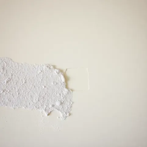 Czy na farbę olejną można klasc tapetę