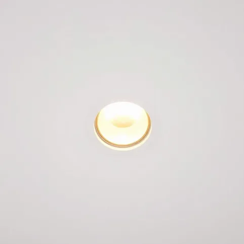 Czy sufit napinany wycisza