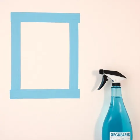 Czym odtłuścić ścianę przed klejeniem