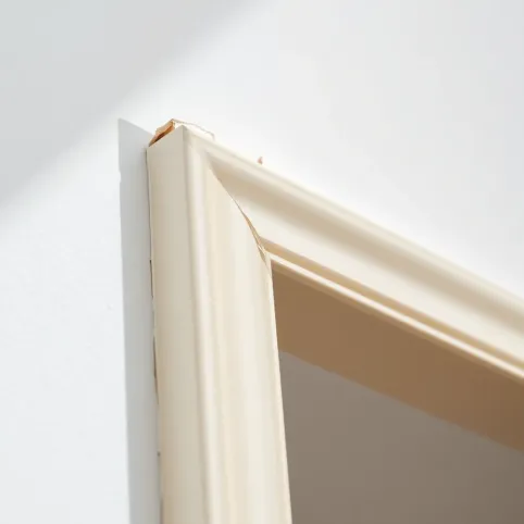 Czym przykleić futrynę do ściany