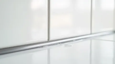 czym przykleić listwę aluminiową do płytek