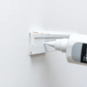 Czym przykleić listwę plastikową do ściany