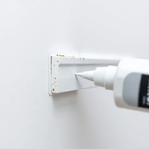 Czym przykleić listwę plastikową do ściany