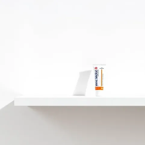 Czym przykleić półkę do ściany