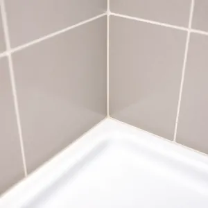 Czym uszczelnić brodzik przy ścianie