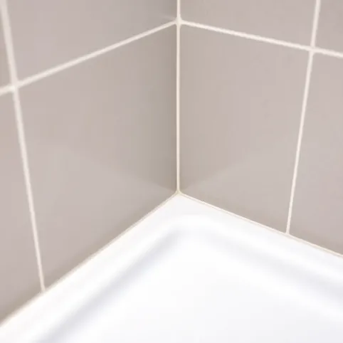 Czym uszczelnić brodzik przy ścianie