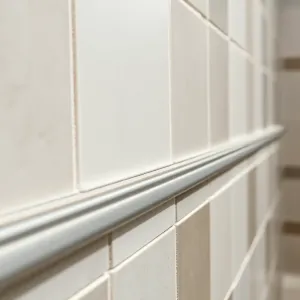 Czym wykończyć płytki na ścianie