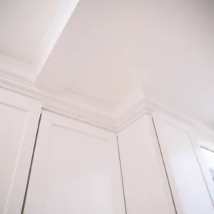 Czym wypełnić przestrzeń między szafkami a sufitem