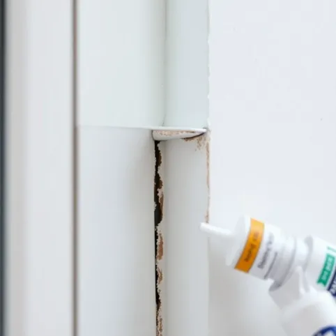 Czym wypełnić szczeline między oknem a ścianą