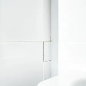 Czym wypełnić szczelinę między płytkami a ścianą