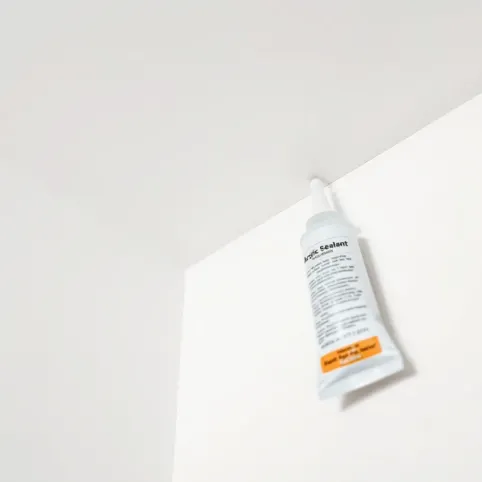 Czym wypełnić szczelinę między sufitem a ścianą