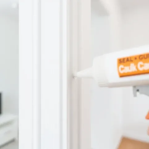 Czym wypełnić szczeliny między ościeżnicą a ścianą