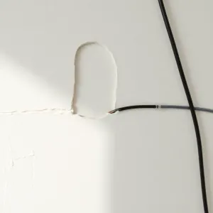 Czym zamalować przebijające kable na ścianie