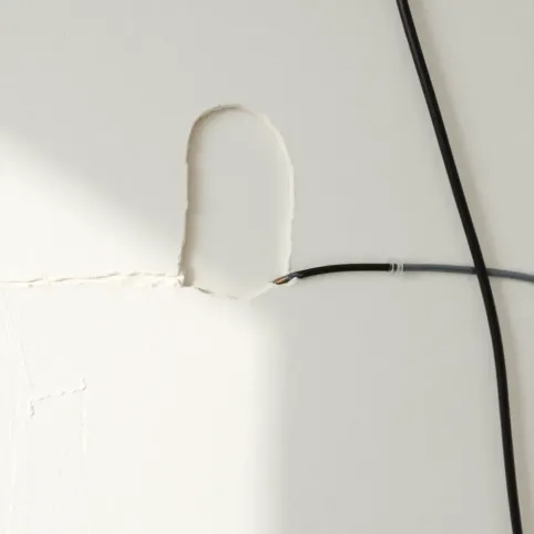 Czym zamalować przebijające kable na ścianie