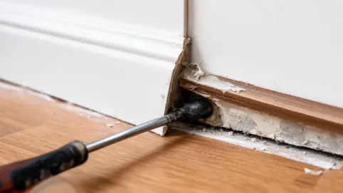 Demontaż listwy przypodłogowej PCV