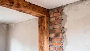 Drewniany słup w ścianie