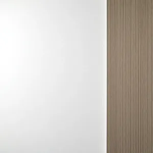 Dwa pasy tapety na ścianie